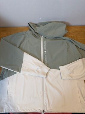 💚 5 for $15/ Under Armour Green and White Full-Zip Hooded Windbreaker cropped